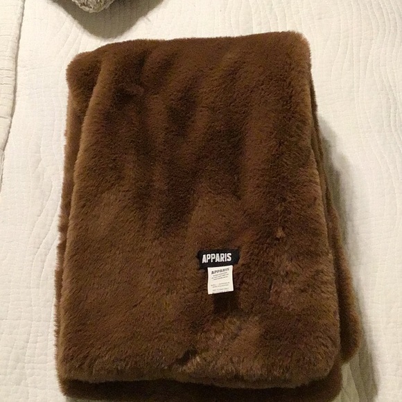 Apparis Accessories - Long fur Apparis scarf wrap perfect condition for winter !